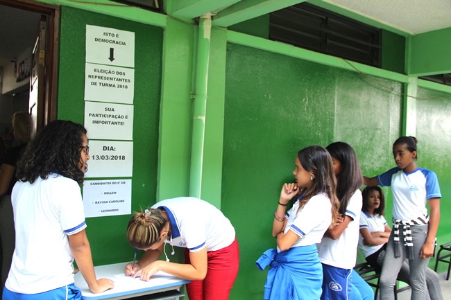 Alunos fazem fila na Escola Estadual Geraldo Bittencourt, em Conselheiro Lafaiete, para participar da eleição de Representantes de Turma. Foto: Franciele Xavier (SEE/MG)